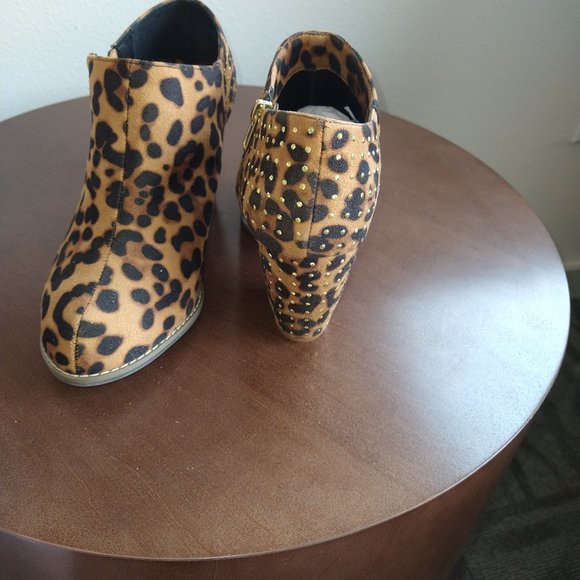 Joan Boyce Leopard Bootie Woman's Size 8 Wide - Picture 2 of 4
